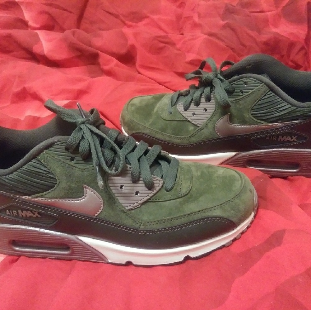 Nike Women's Air Max 90 LTR 9.5